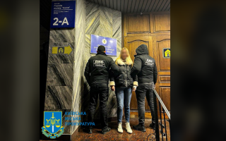 У Києві судитимуть жінку, яка видавала себе за працівницю банку та ошукала клієнтів на майже 105 мільйонів гривень