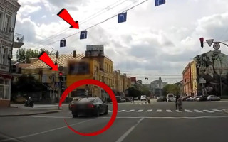 У Києві покарали водія Audi, який на очах у поліції проїхав на заборонний сигнал світлофора: відео