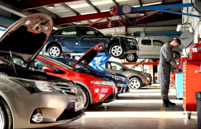 Водитель разбил пять автомобилей, когда попытался выехать из ворот СТО, а затем обвинил автосервис в некачественном ремонте тормозной системы: что решил суд