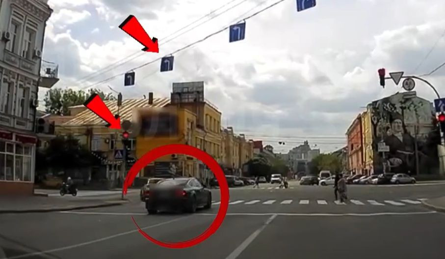 В Киеве наказали водителя Audi, который на глазах у полиции проехал на запрещающий сигнал светофора: видео