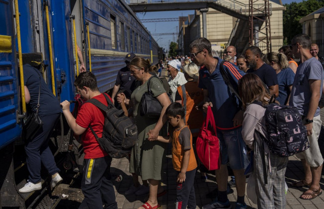 Жителям Донецкой области предлагают бесплатную эвакуацию на запад Украины