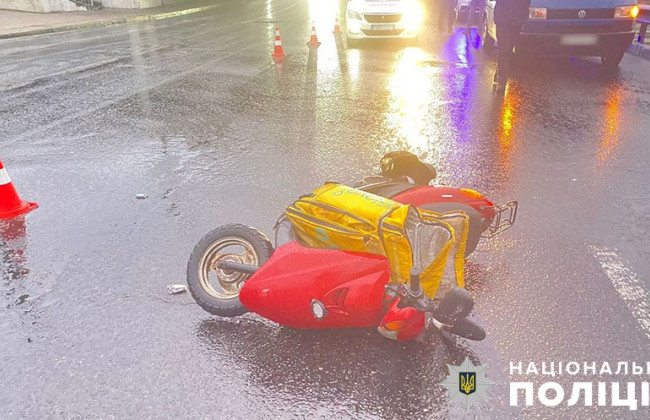 В Киеве нетрезвый байкер столкнулся с микроавтобусом: за жизнь пассажир скутера борются врачи