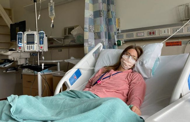 Американка, яка отримала інвалідність після випробувань вакцини проти COVID-19, судиться з AstraZeneca