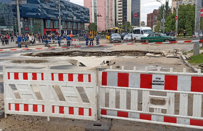 Локализация аварии на теплосети: метро «Лыбедская» заработало, однако движение наземного транспорта перекрыто