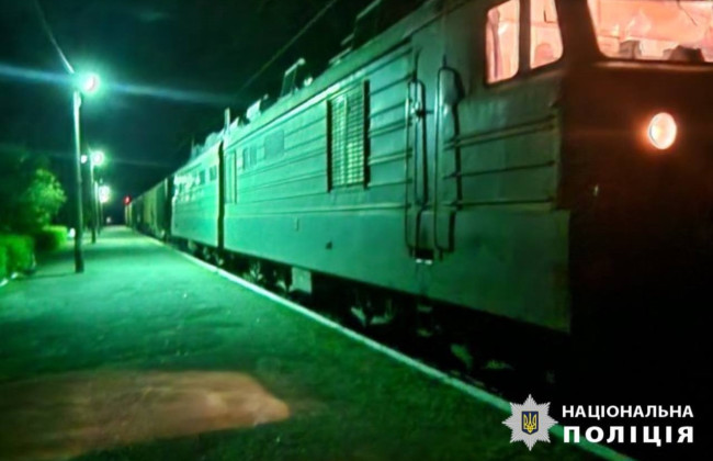 На Киевщине под товарный электропоезд попал молодой человек