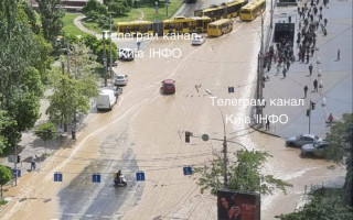 Потоп на Либідській: метро закрили, транспорт їде по одній смузі