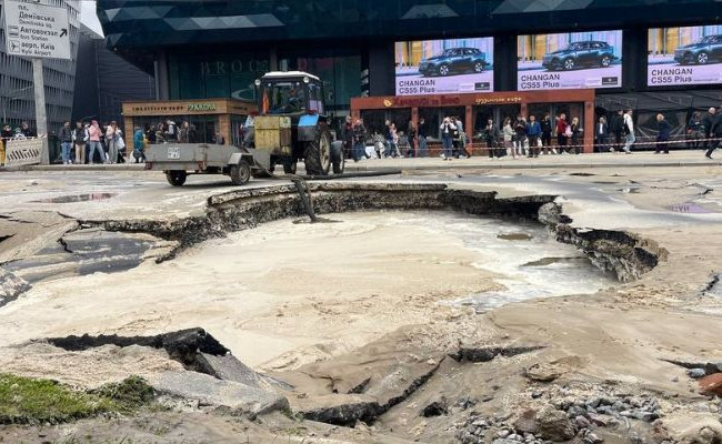 Прорыв трубопровода возле метро «Лыбедская»: полиция сообщила об изменениях в движении транспорта