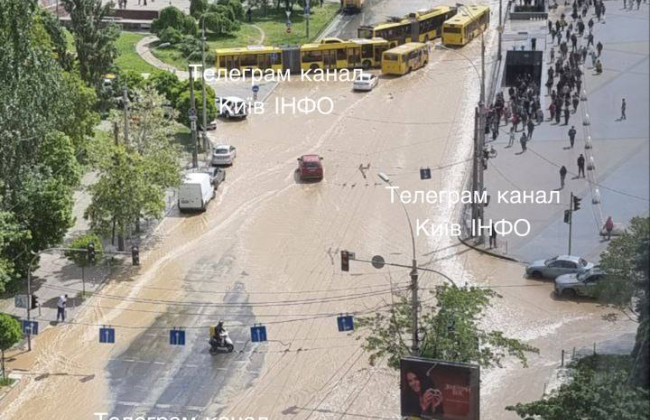 Потоп на Либідській: метро закрили, транспорт їде по одній смузі