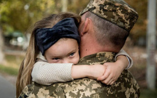 Дитина загиблого військового, зачата за життя батька, а народжена після його смерті, має право на отримання частки одноразової грошової допомоги в разі загибелі батька, – КАС ВС