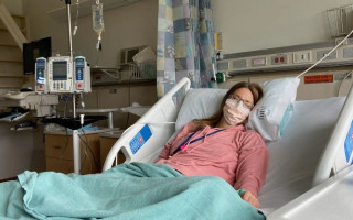 Американка, яка отримала інвалідність після випробувань вакцини проти COVID-19, судиться з AstraZeneca