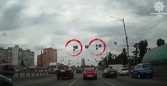 «Пролетів» на жовтий сигнал світлофора – отримав постанову: у Києві покарали водія Audi, відео