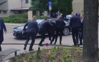 З’явилося відео моменту замаху на прем'єра Словаччини Роберта Фіцо