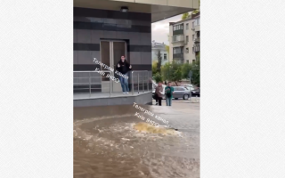 У Києві біля станції метро «Либідська» знову прорвало трубу, відео