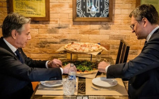 Держсекретар Блінкен зіграв у барі на гітарі, відео