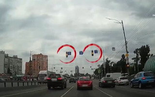 «Пролетів» на жовтий сигнал світлофора – отримав постанову: у Києві покарали водія Audi, відео