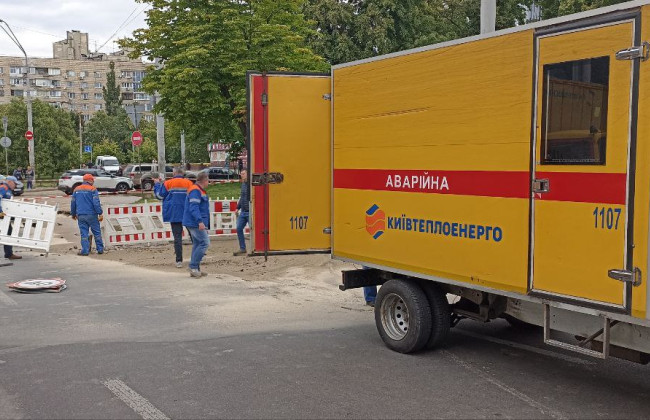 Возле ТРЦ «Ocean Plaza» в Киеве после повреждения тепломагистрали частично возобновили движение транспорта