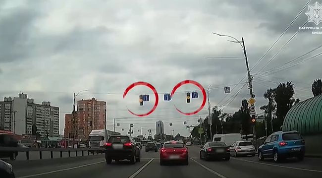 «Пролетів» на жовтий сигнал світлофора – отримав постанову: у Києві покарали водія Audi, відео