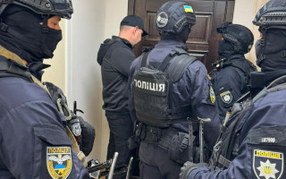 На Київщині ділки продавали ухилянтам «консульські» посвідчення