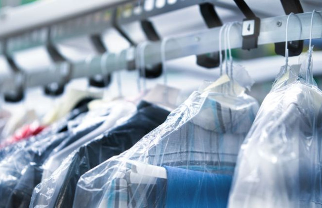 На что нужно обратить внимание, сдавая вещи в химчистку: советы Госпродпотребслужбы