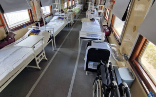 Укрзалізниця передала два модернізованих вагони для евакуації поранених: фото