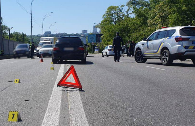 В Киеве произошло тройное ДТП, в котором погибла полуторагодовалая девочка и пострадала беременная женщина, фото с места трагедии