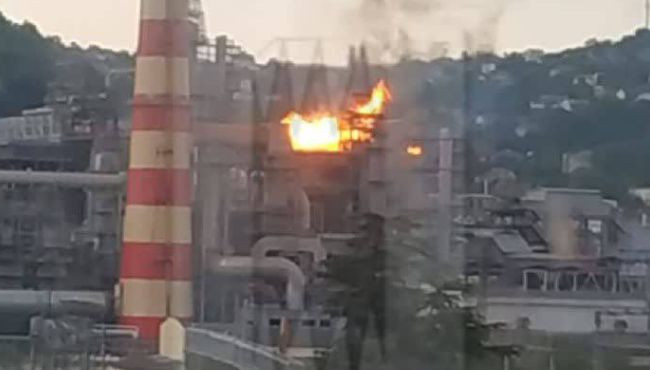 В Туапсе беспилотники атаковали НПЗ, возник мощный пожар: видео