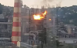 У Туапсе безпілотники атакували НПЗ, виникла потужна пожежа: відео