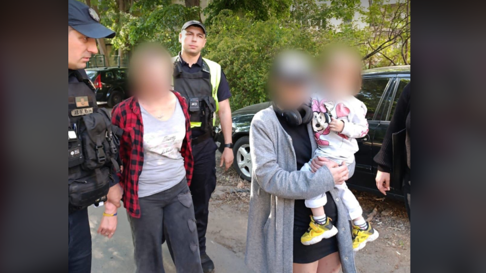 В Одесской области женщина ради лайков поила алкоголем 2-летнюю племянницу в прямом эфире: ребенка забрали из семьи