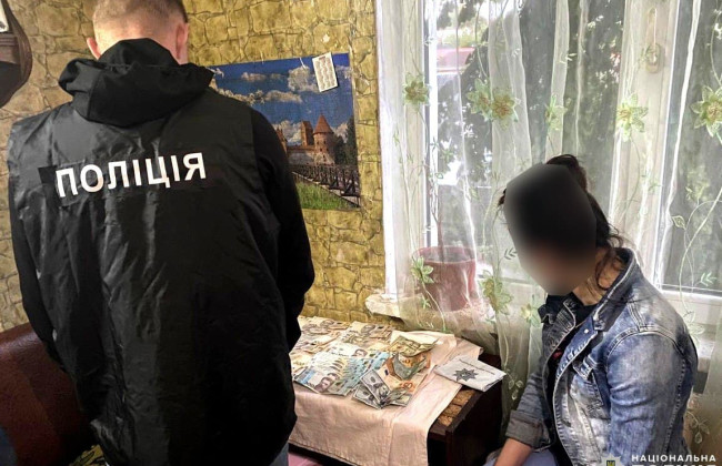 Жительница Ровно украла у предпринимателя сумку с деньгами и документами, пока та разговаривала с покупателем