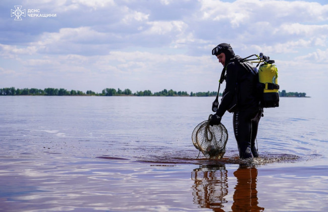 В Черкассах водолазы приступили к обследованию дна водоемов в местах массового отдыха