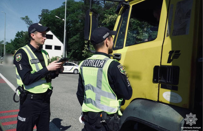 На Київщині у водіїв вантажівок та автобусів поліція перевіряє низку документів, фото