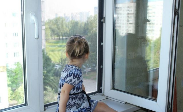 Врятували кущі: в Одесі 5-річна дівчинка випала з вікна багатоповерхівки