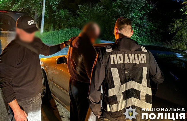 Плащи от тепловизоров не спрятали от полиции: в Киеве задержали переправщиков уклонистов за границу