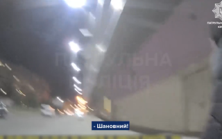 В Киеве водитель мопеда двигался по встречной полосе и пытался сбежать от полиции: видео