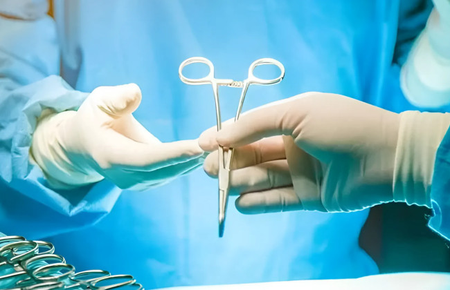 В Черкасской области хирург не обследовал пациента перед операцией и не назначил достаточную терапию после нее, что привело к смерти: врачу сообщили о подозрении