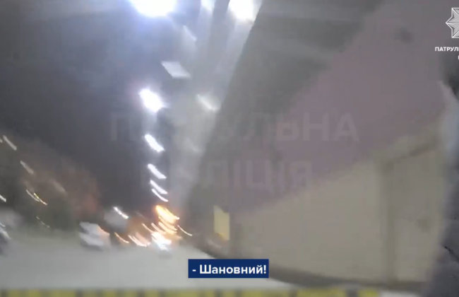 У Києві водій мопеда рухався зустрічною смугою та намагався втекти від поліції: відео