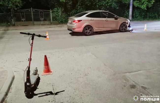 В Ровно 12-летние девочки на электросамокате врезались в автомобиль