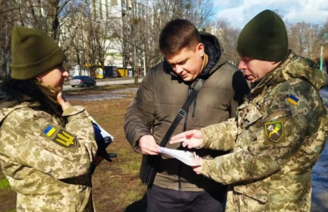 Представники ТЦК при перевірці документів зобов’язані пред’явити посвідчення особи, уповноваженої вручати повістки