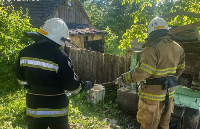 На Виннитчине люди упали в 8-метровый колодец