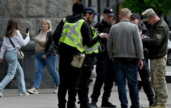 Кто имеет право вручать повестки на улице и как составляется акт об отказе от повестки