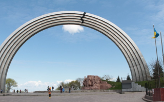 Колишню Арку дружби народів у Києві пропонують перетворити на символ ЛГБТ або веселку над водою