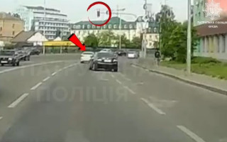 У Києві покарали водія, який на очах у поліції проїхав на заборонний сигнал світлофора: відео