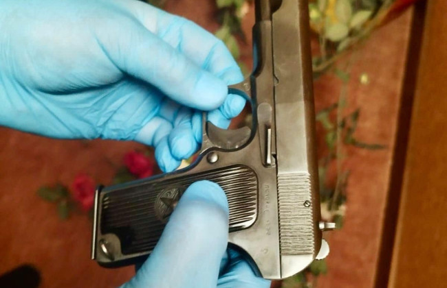 В центре Житомира мужчина устроил стрельбу по отдыхающим