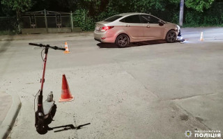 У Рівному 12-річні дівчата на електросамокаті врізалися в автівку