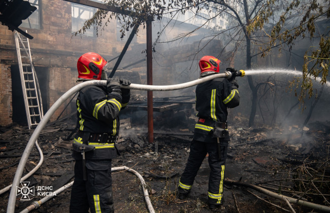 В Киеве загорелось здание в Голосеевском районе – что известно, фото