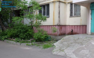 У Києві чоловік підібрав загублені ключі від квартири 90-річного дідуся і викрав $6400 та €4000