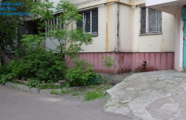 В Киеве мужчина подобрал потерянные ключи от квартиры 90-летнего дедушки и украл $6400 и €4000