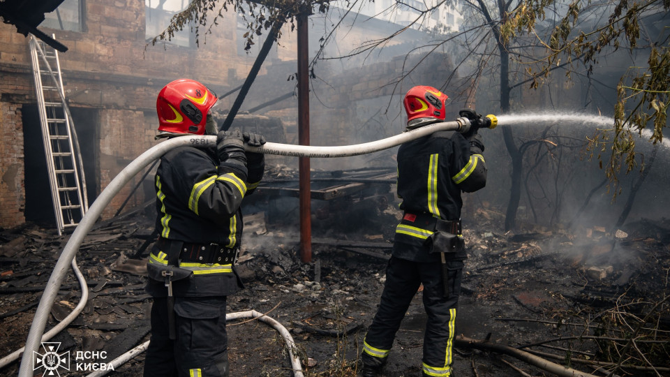 В Киеве загорелось здание в Голосеевском районе – что известно, фото