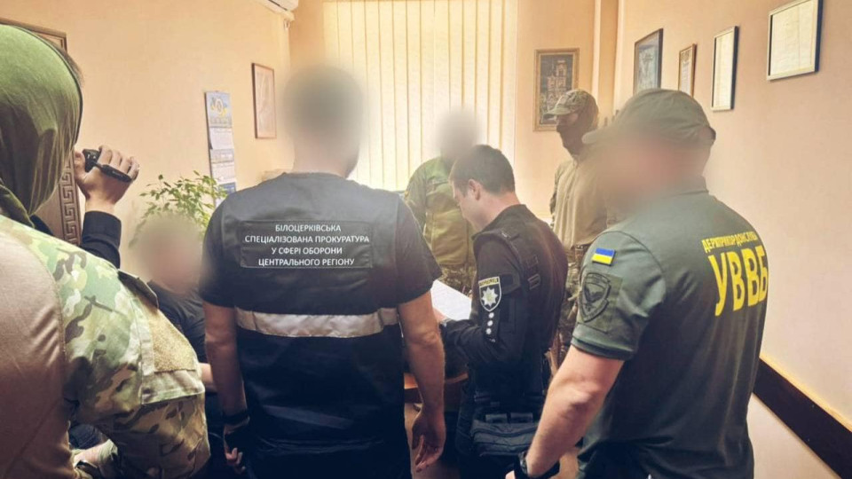 На Київщині керівника підприємства підозрюють у постачанні неякісного військового одягу