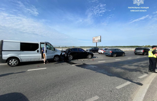 На автодороге Киев – Харьков в масштабном ДТП столкнулось сразу четыре автомобиля